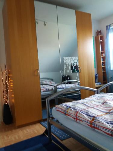 黑明根Ruhiges Zimmer direkt an den Leineauen的客房设有两张双层床和衣柜。