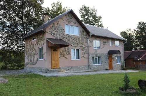 科索夫Fazenda Kosiv的一面有画的房子