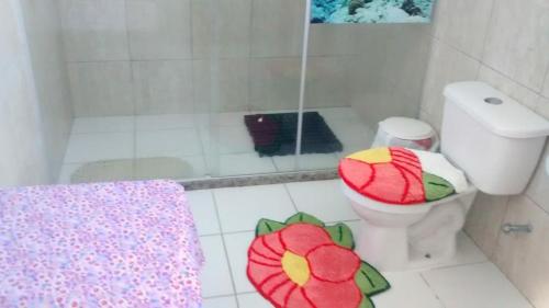 古里里Pousadinha Mangabeiras Familia e Grupos的白色的浴室设有卫生间和淋浴。