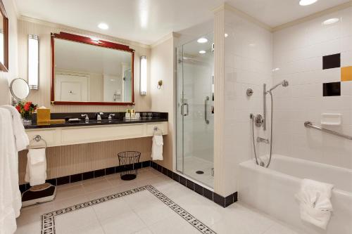 旧金山旧金山乌节大酒店的带浴缸、水槽和淋浴的浴室