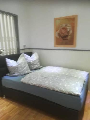 费尔贝特Zentral gelegene Wohnung in Velbert-Mitte的客房内的沙发上配有枕头