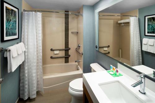 皇后区长岛市凯悦嘉轩酒店的带浴缸、卫生间和盥洗盆的浴室