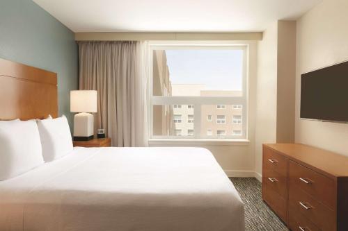 丹佛凯悦丹佛机场酒店的酒店客房设有床和窗户。