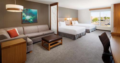 拉伯克拉伯克凯悦嘉轩酒店的酒店客房,配有沙发和两张床