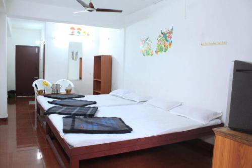 埃尔加德Breezy Land Residency (Nidhi Sri & k.k resort)的一间卧室配有两张带毛巾的床