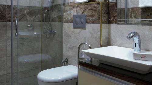 埃拉泽Elazig Gunay Hotel的浴室配有卫生间、盥洗盆和淋浴。