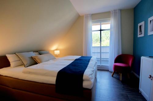 博恩Haus Meerblau的一间卧室设有一张大床和一个窗户。