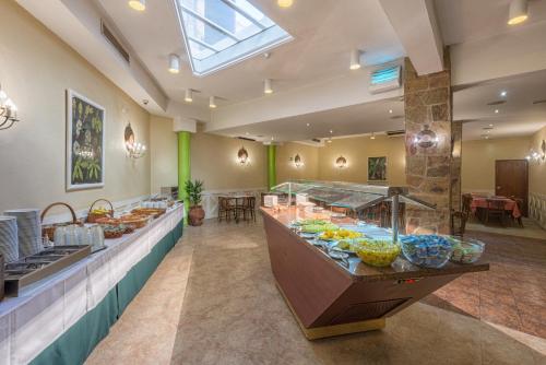 里斯本亚马逊里斯本酒店的饭店的自助餐点,展示着食物