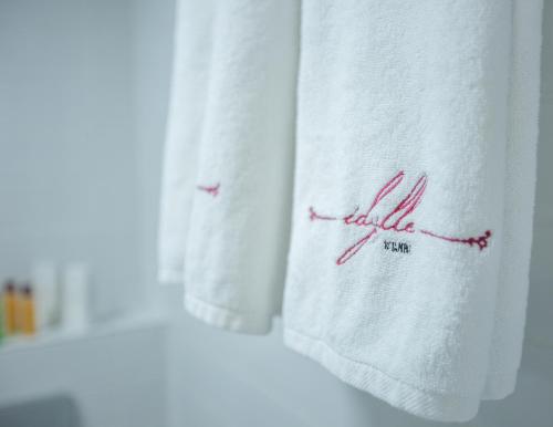 伊斯坦布尔伊迪勒酒店的一排白色毛巾,上面写着阿德莱德字