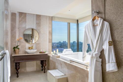仰光仰光泛太平洋酒店的带浴缸、水槽和镜子的浴室
