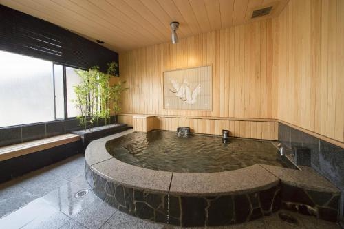 别府野上本馆日式旅馆的木墙客房里的水池