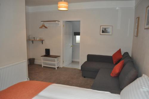 珀肖尔Woodlands 159的客厅配有沙发和1张床