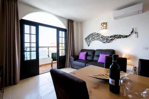 Apartments La Caleta Sunrises的休息区