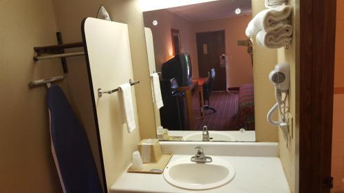 诺克斯维尔诺克斯维尔苏格兰旅馆的一间带水槽和镜子的浴室