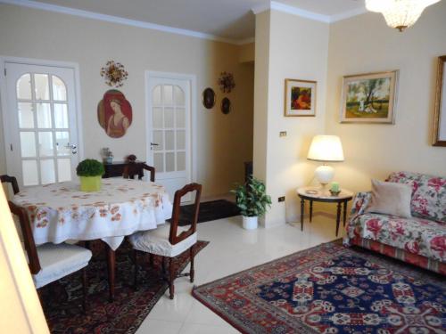 卡塔尼亚adalgisa house的客厅配有桌子和沙发