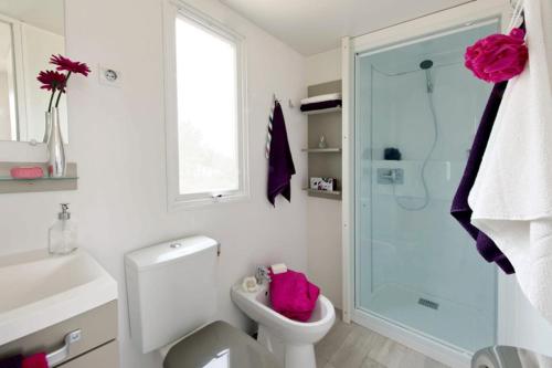 法克湖Strandcamping Gruber的一间带卫生间和玻璃淋浴间的浴室