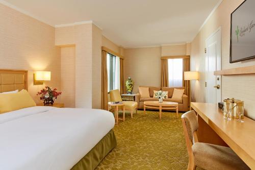 旧金山旧金山乌节花园酒店的酒店客房设有床和客厅。