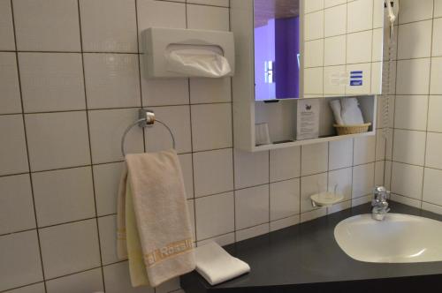 安特里堡Hotel Garni Rösslipost的一间带水槽和毛巾的浴室