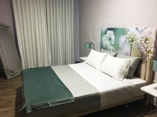 拉梅戈Apartamento da Seara "Douro"的卧室配有带白色枕头的大床