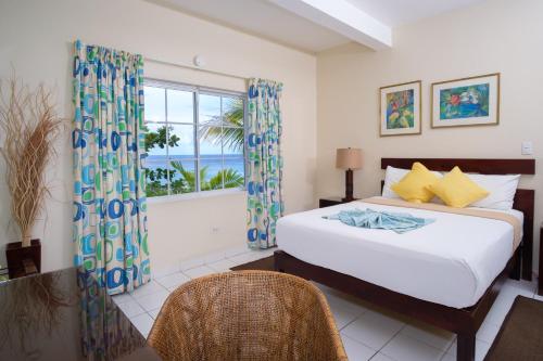 欧丘里欧木槿酒店的一间卧室设有一张床和一个海景窗户