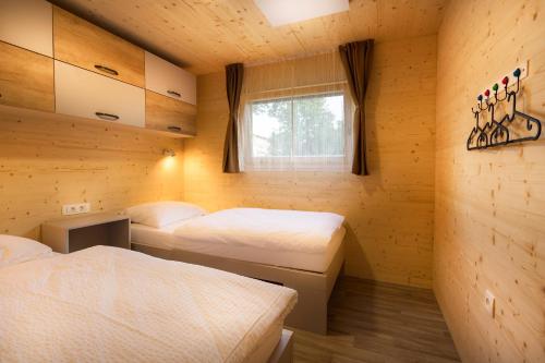 卢布尔雅那Pearl of Sava Wild Waters的客房设有两张床和窗户。