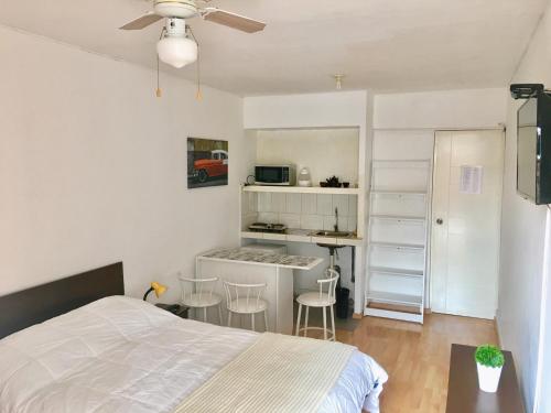 利马Lima Mini Aparts Monterrico - Cerca Embajada EEUU的一间带床的小卧室和一间厨房