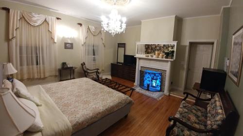 圣安德鲁斯弗雷德里克旅馆的一间卧室配有一张床和一个壁炉