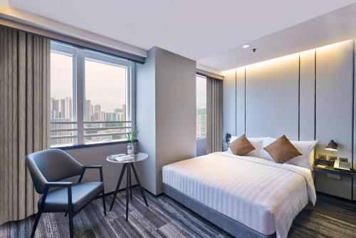 香港悦品酒店(荃湾)的配有一张床和一把椅子的酒店客房