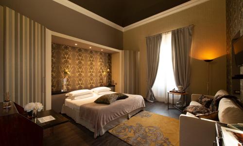 佛罗伦萨Hotel De La Pace, Sure Hotel Collection by Best Western的酒店客房,配有床和沙发
