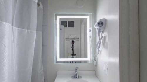 旧金山沃菲尔德宾馆的白色的浴室设有水槽和镜子