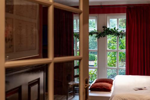 卡茨休维尔贝克的住宿加早餐旅馆的一间卧室设有一张床和一个大窗户