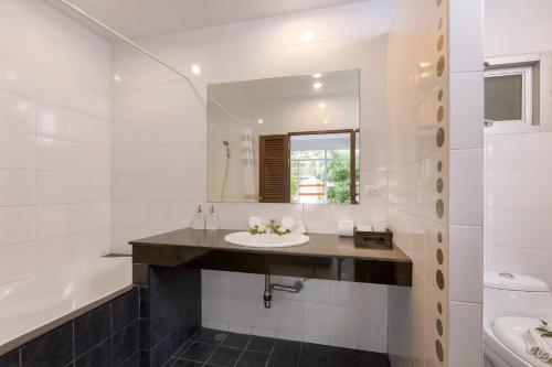 Phuket Sea Resort SHA Extra Plus的一间浴室