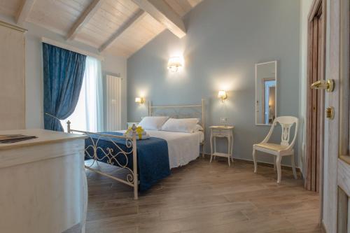 塔尔奎尼亚Le torri di Tarquinia的卧室配有1张床、1张桌子和1把椅子
