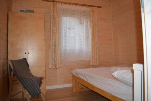 ZełwągiRÓŻANY ZAKĄTEK的一间小卧室,配有床和窗户