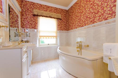 阿斯克格伦伊阿丰之家酒店的带浴缸和盥洗盆的浴室