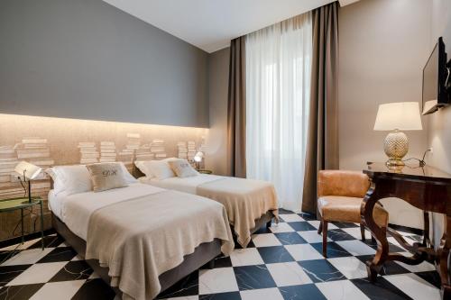 罗马蒂斯欧之家的酒店客房设有两张床和钢琴