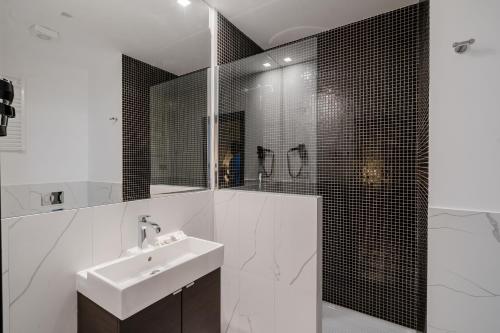 罗马蒂斯欧之家的白色的浴室设有水槽和淋浴。