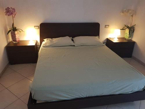 巴列塔CasArcieri mare的一间卧室配有一张带2个床头柜的大床