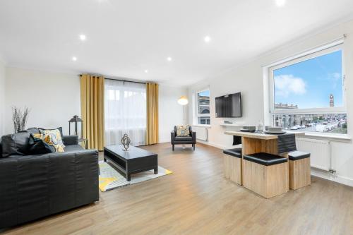 格拉斯哥Vkm Apartments的客厅配有家具和大窗户。