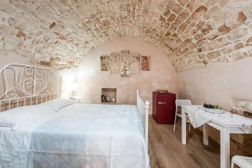 孔韦尔萨诺Da nonna Isabella的卧室配有一张床和一张桌子