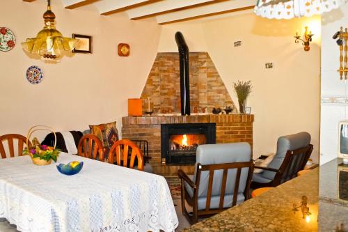 Puebla de BenifasarLa CasetA的客厅配有桌子和壁炉
