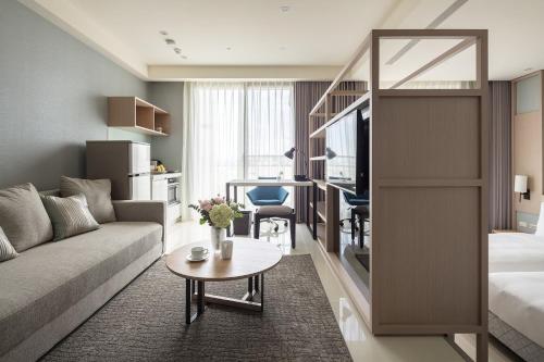 台北晴美公寓酒店的客厅配有沙发和桌子