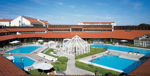 巴特乔京福耳图那公寓式酒店的一座拥有两个游泳池和一座建筑的酒店