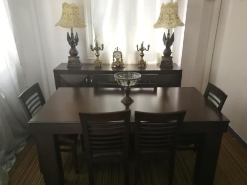 雅典米拉马雷酒店的餐桌、椅子和两盏灯