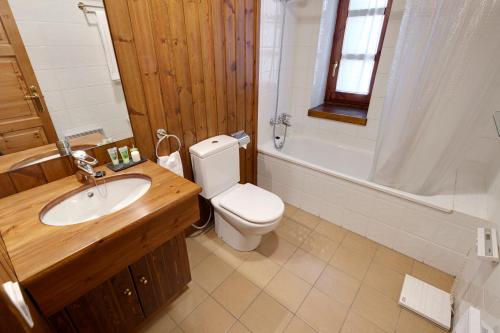 上阿兰Nin de Beret 4 by FeelFree Rentals的浴室配有卫生间、盥洗盆和浴缸。
