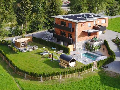 加舒恩Antonhaus Chalet Appartement E-Ladestation的享有带游泳池的房屋的空中景致