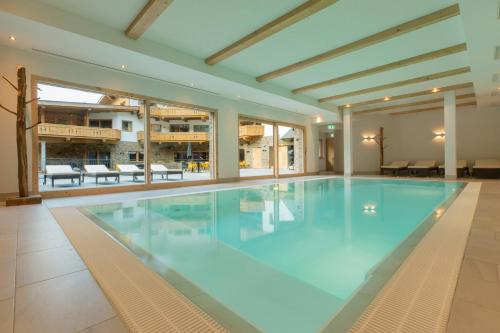 皮茨河谷圣莱昂哈德das Chaletdorf - Pitztal的大楼内一个蓝色的大型游泳池