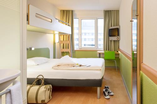 亚琛ibis budget Aachen City的配有一张床和一张书桌的酒店客房