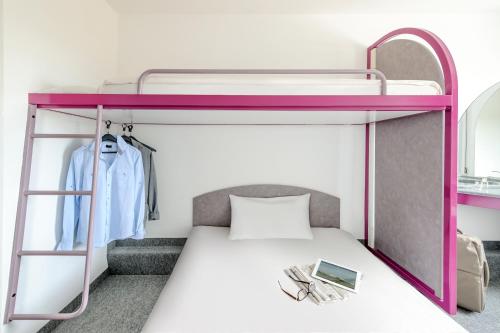 PeißenCREO Halle Peissen的一间卧室配有一张带紫色双层床架的双层床
