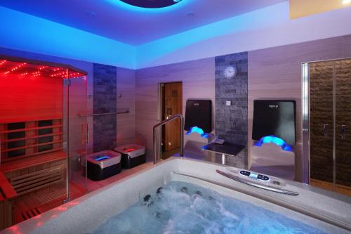 俄斯特拉发尼古拉酒店的大型浴室设有浴缸和淋浴。